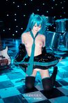 萌新推特00後露臉網紅美少女▌白莉愛吃巧克力▌Cos初音未來 香艷酥乳粉嫩白虎演唱會 精美私拍