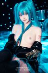 萌新推特00後露臉網紅美少女▌白莉愛吃巧克力▌Cos初音未來 香艷酥乳粉嫩白虎演唱會 精美私拍