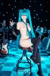 萌新推特00後露臉網紅美少女▌白莉愛吃巧克力▌Cos初音未來 香艷酥乳粉嫩白虎演唱會 精美私拍