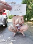 重磅推薦！淫盪肥臀人妻母狗【見過騷的 沒見過這么騷的】喜歡戶外露出，喜歡被很多男人操