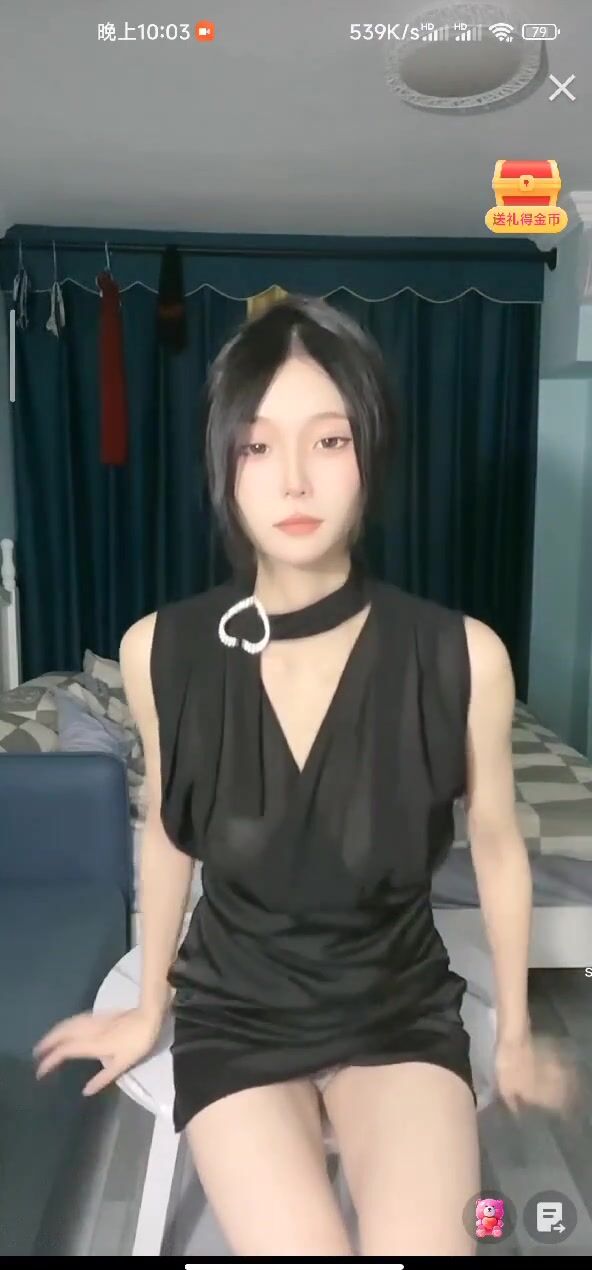 最新《瘋狂抖音》外篇之《抖音擦邊3》顏值主播直播各顯神通 閃現 走光露點 刷邊PK (64)